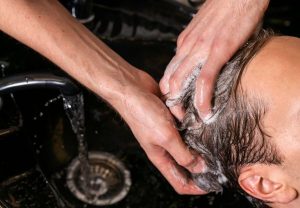 Lavage des cheveux pour les hommes coiffeur