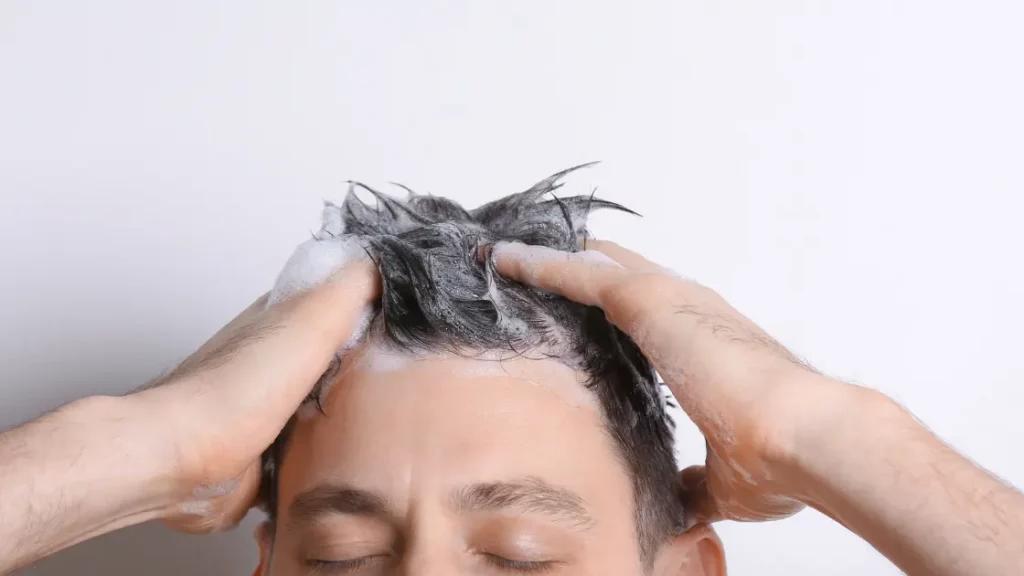 homme shampoing après greffe de cheveux