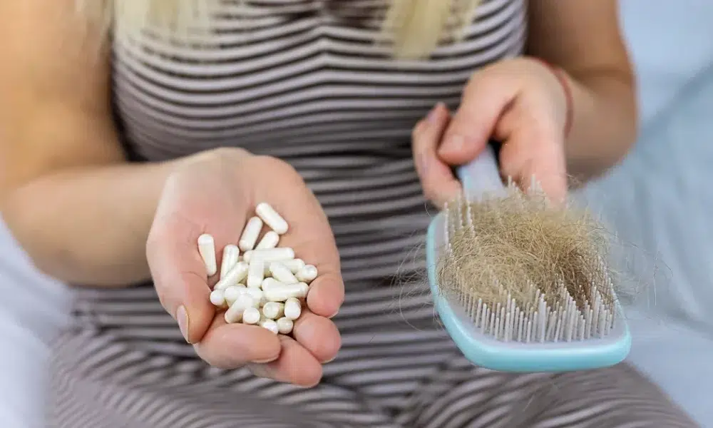 Quelle vitamine pour les cheveux ? 11 Quelle vitamine pour les cheveux dans l'objectif de lutter contre la chute qui se voit avec des cheveux dans un peigne.