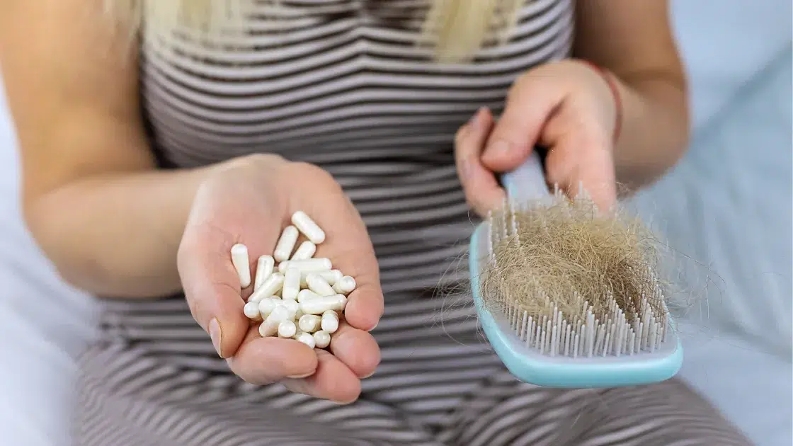 Quelle vitamine pour les cheveux dans l'objectif de lutter contre la chute qui se voit avec des cheveux dans un peigne.