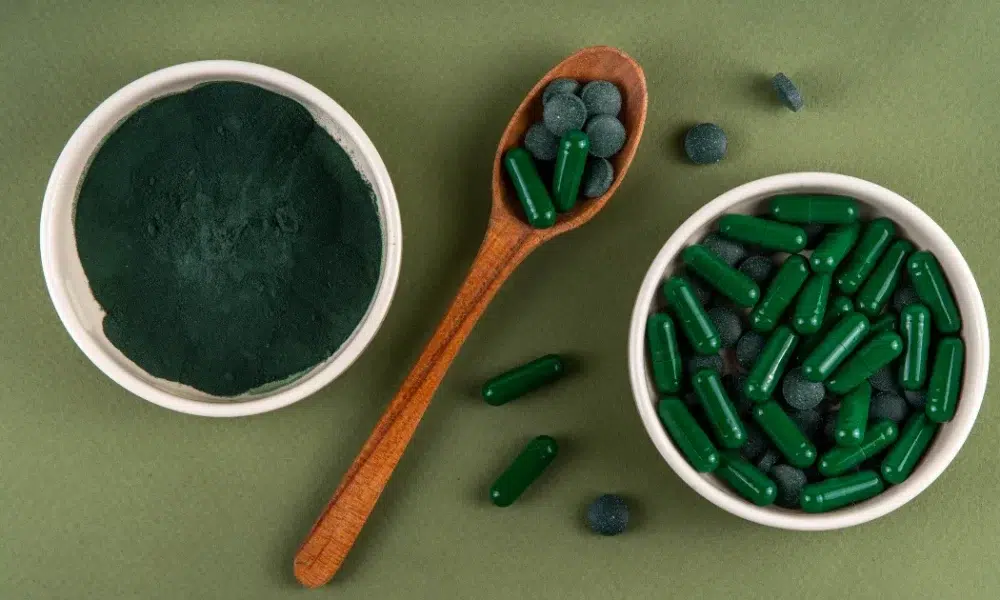 Spiruline et cheveux : conseils pratiques ! 3 Spiruline et cheveux forme gélules et poudre