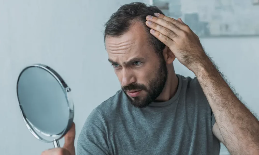 image d'un homme avec les cheveux qui tombent sur les golfes