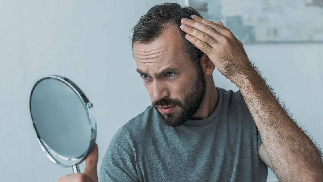 image d'un homme avec les cheveux qui tombent sur les golfes